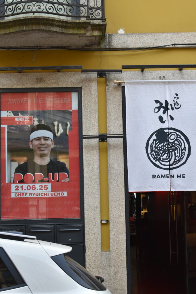 Chef Ryuichi Ueno serving ramen during the Ramen Me pop-up in Porto