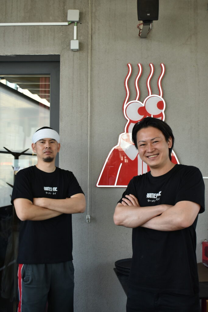Chef Ryuichi Ueno serving ramen during the Ramen Me pop-up in Porto