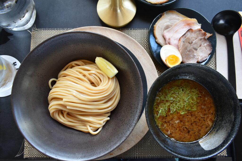 Chef Ryuichi Ueno serving ramen during the Ramen Me pop-up in Porto