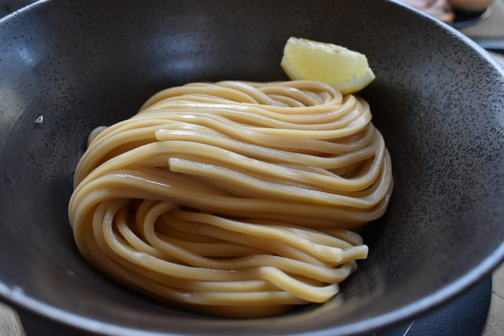 Chef Ryuichi Ueno serving ramen during the Ramen Me pop-up in Porto
